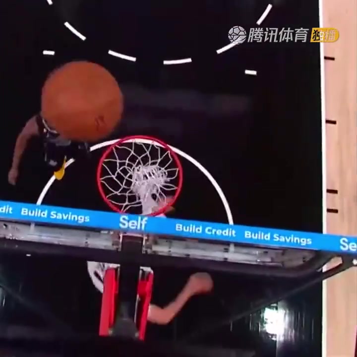 罕見(jiàn)一幕！努爾基奇拋投 球神奇停在籃板上沿 看呆凱爾登?。ㄅ瑺柣婕\）
