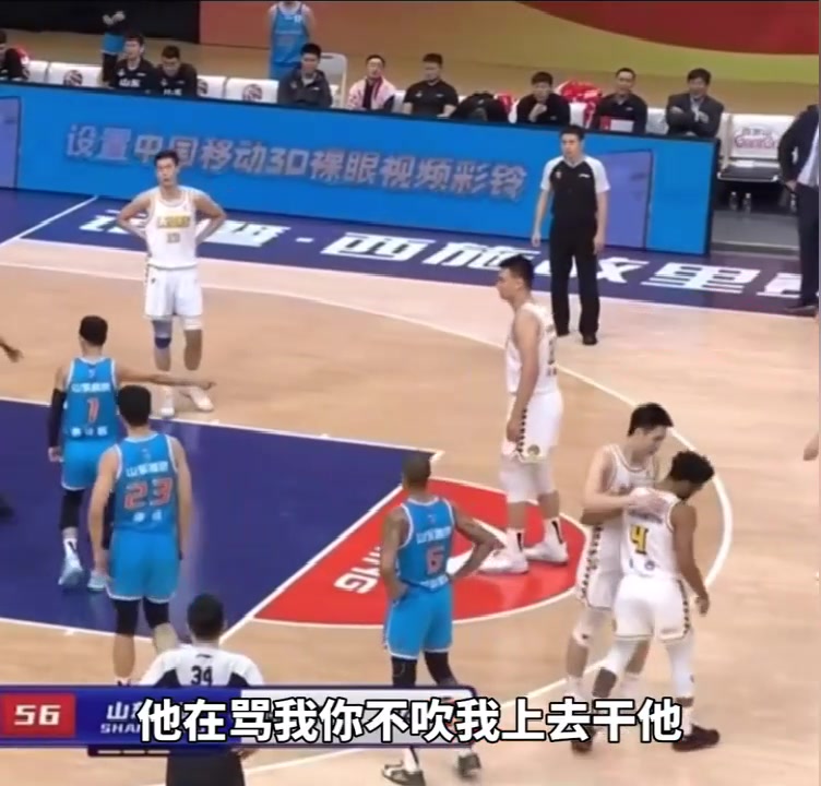 被庫(kù)克罵毛了？高詩(shī)巖對(duì)裁判說(shuō)：他再罵我你不吹，我就上去干他！（高詩(shī)巖對(duì)新疆）